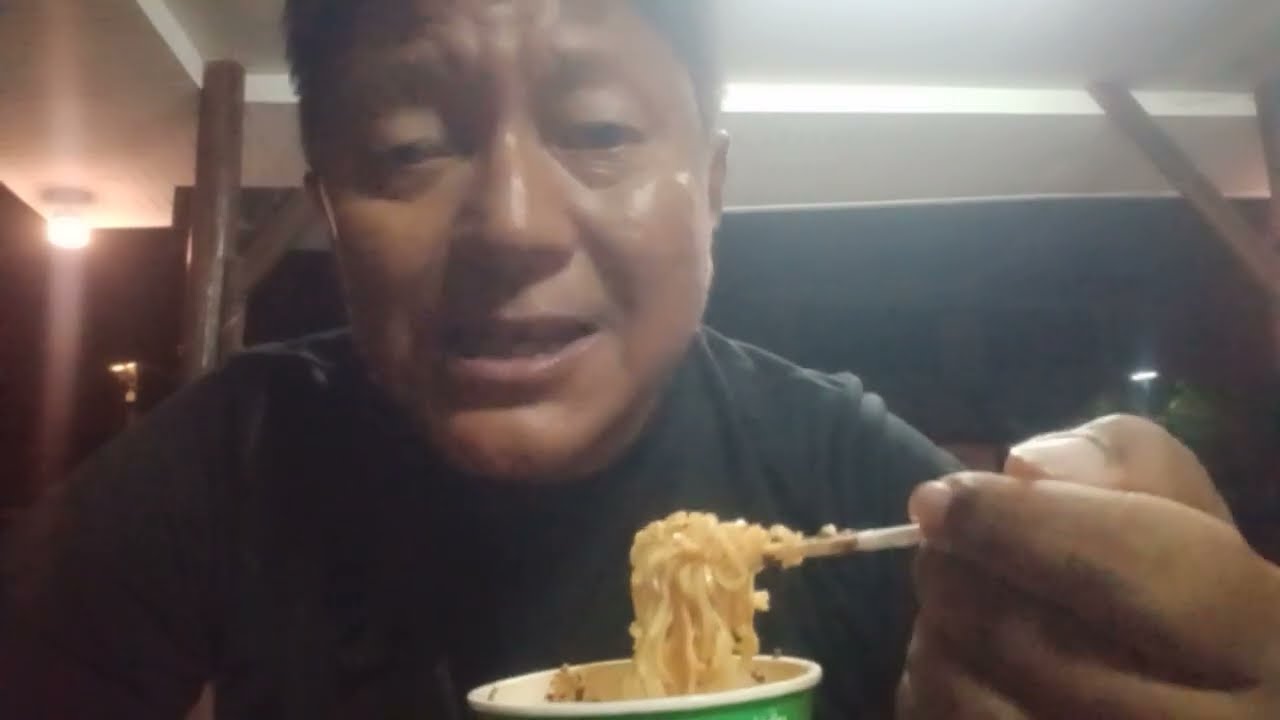 กินบะหมี่กึ่งสำเร็จรูปกับบะหมี่เหลืองแห้งหมูแดงครับ