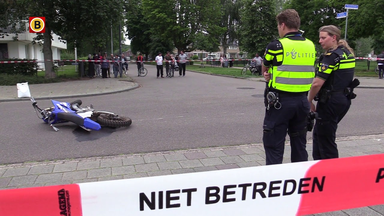 Op de Churchilllaan in Den Bosch is maandagavond een vrouw aangereden door een motor en gewond ge...
