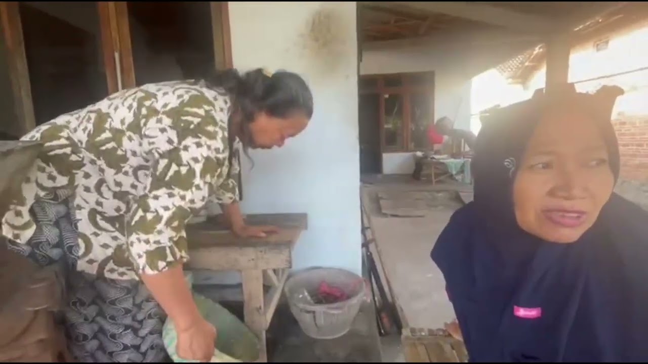MAK SRI KERUMAH BIK KASRI NYELIPNE KOPI