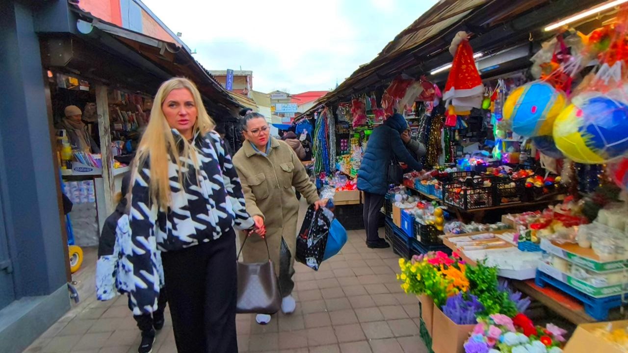 Легендарний Привокзальний ринок у Львові ціни та асортимент продукти і одяг, що продають в ТЦ Скриня