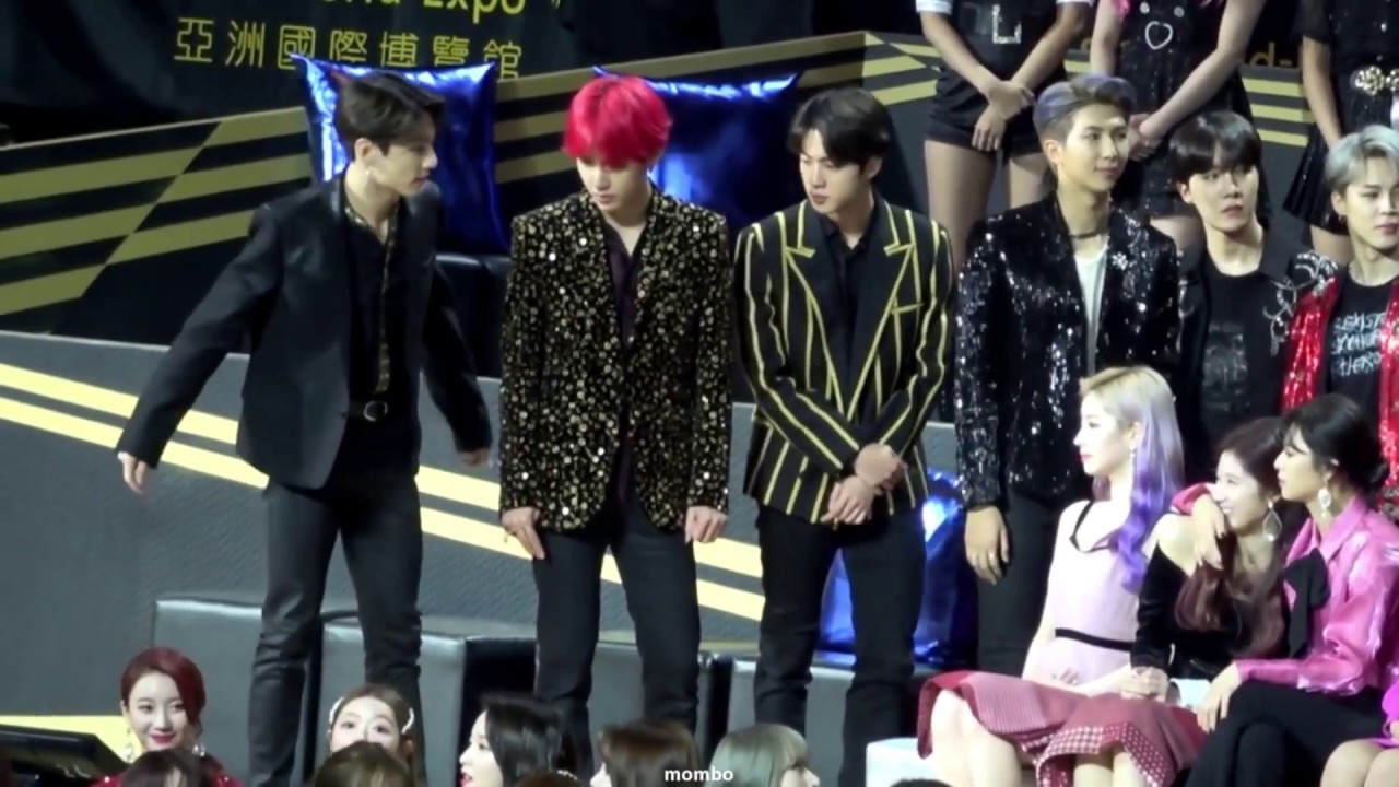 [121418 Sakook moment MAMA 2018] Secret glances to each other
