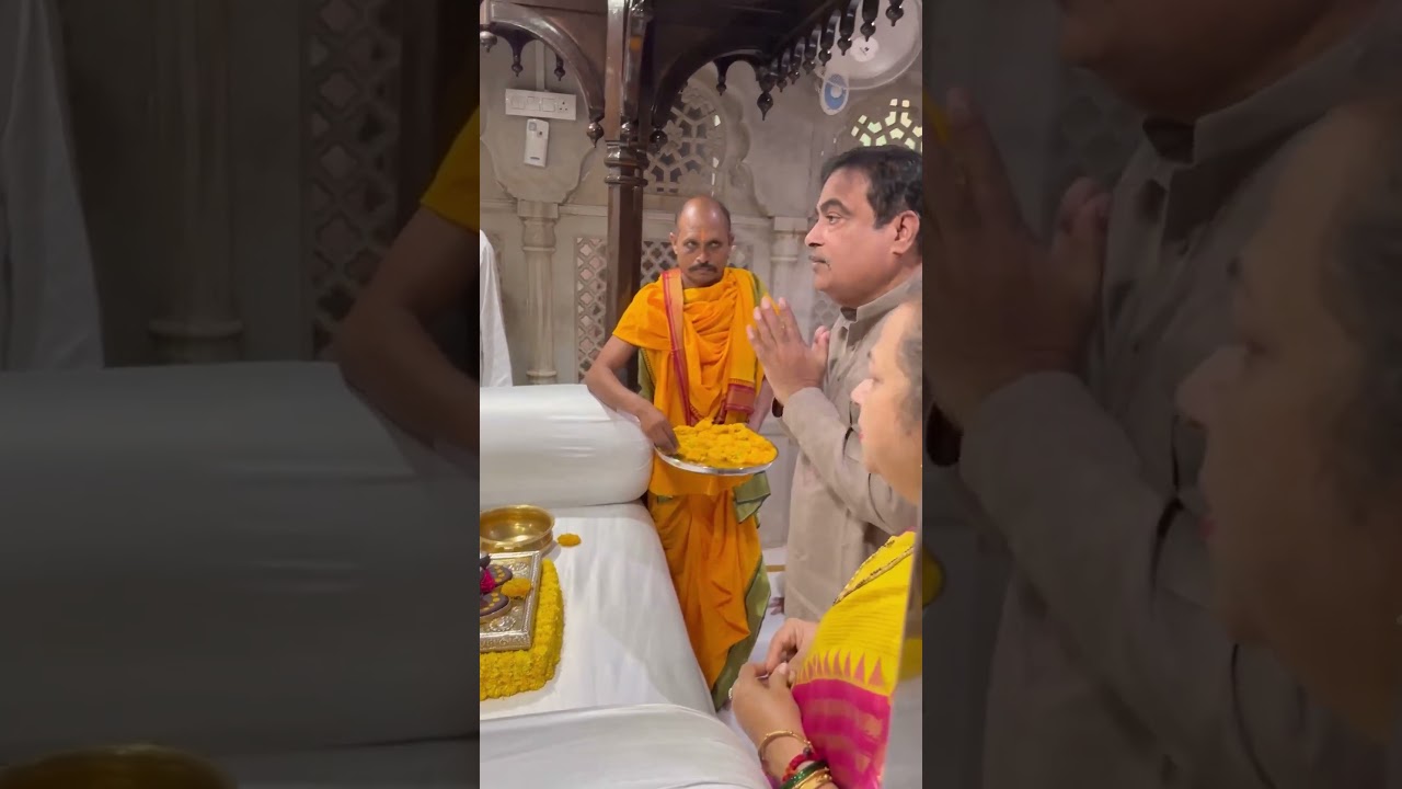 Shree Nitin Gadkari jee shri gajanan Mahraj charani #shegaonmandir #gajanan_maharaj_shegaon