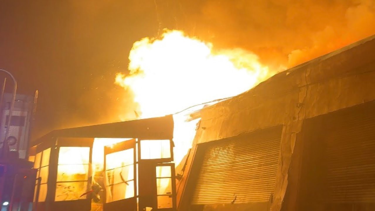 **EXPLOSIONS / COLLAPSES CAUGHT ON CAMERA** Early arrival at 5th alarm box 2671 major building fire