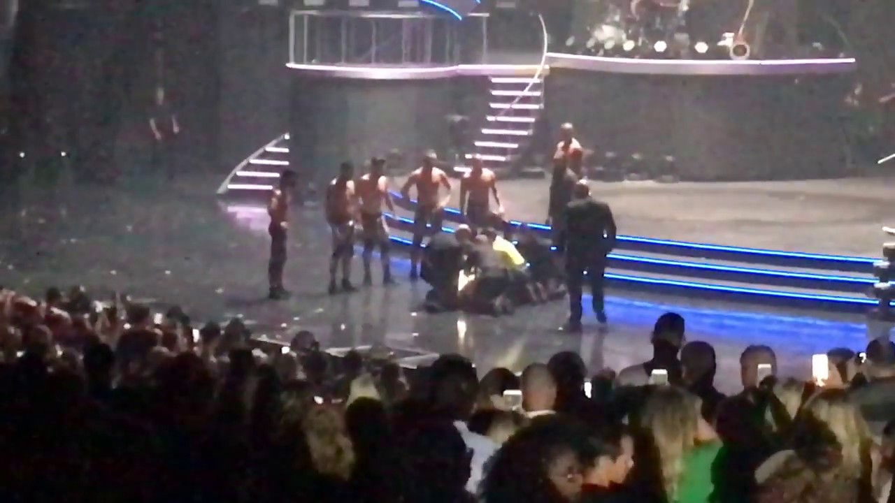 CRAZY FAN SCARES BRITNEY (Las Vegas)