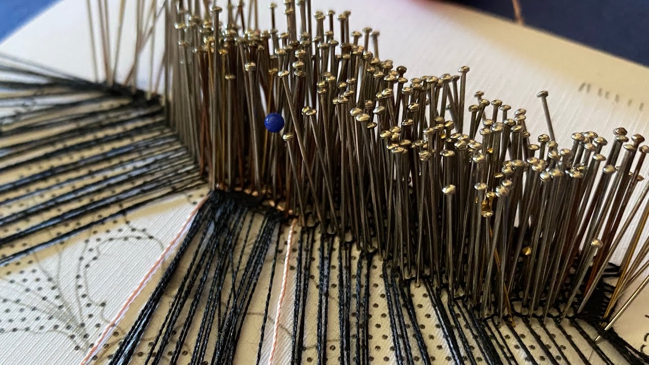 Colocación del reseguido en la blonda. Añadir pares de bolillos en los petalos. Raquel Bolillotuber