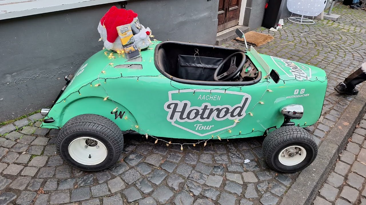 Monschau vor Weihnachten. Eine Stadt in einer Schlucht, umgeben von niedrigen, bewaldeten Bergen...