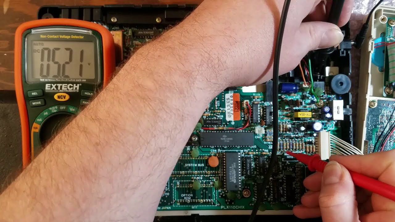 Diagnosing and repairing a dead Tandy TRS-80 Model 100 portable computer