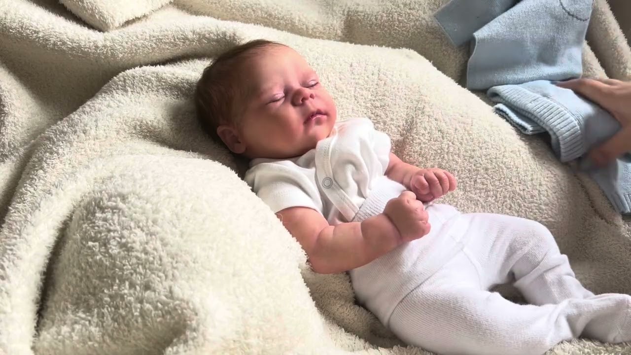 Changing baby George ! Thank you @kelliegirl for making me boy crazy again ! 