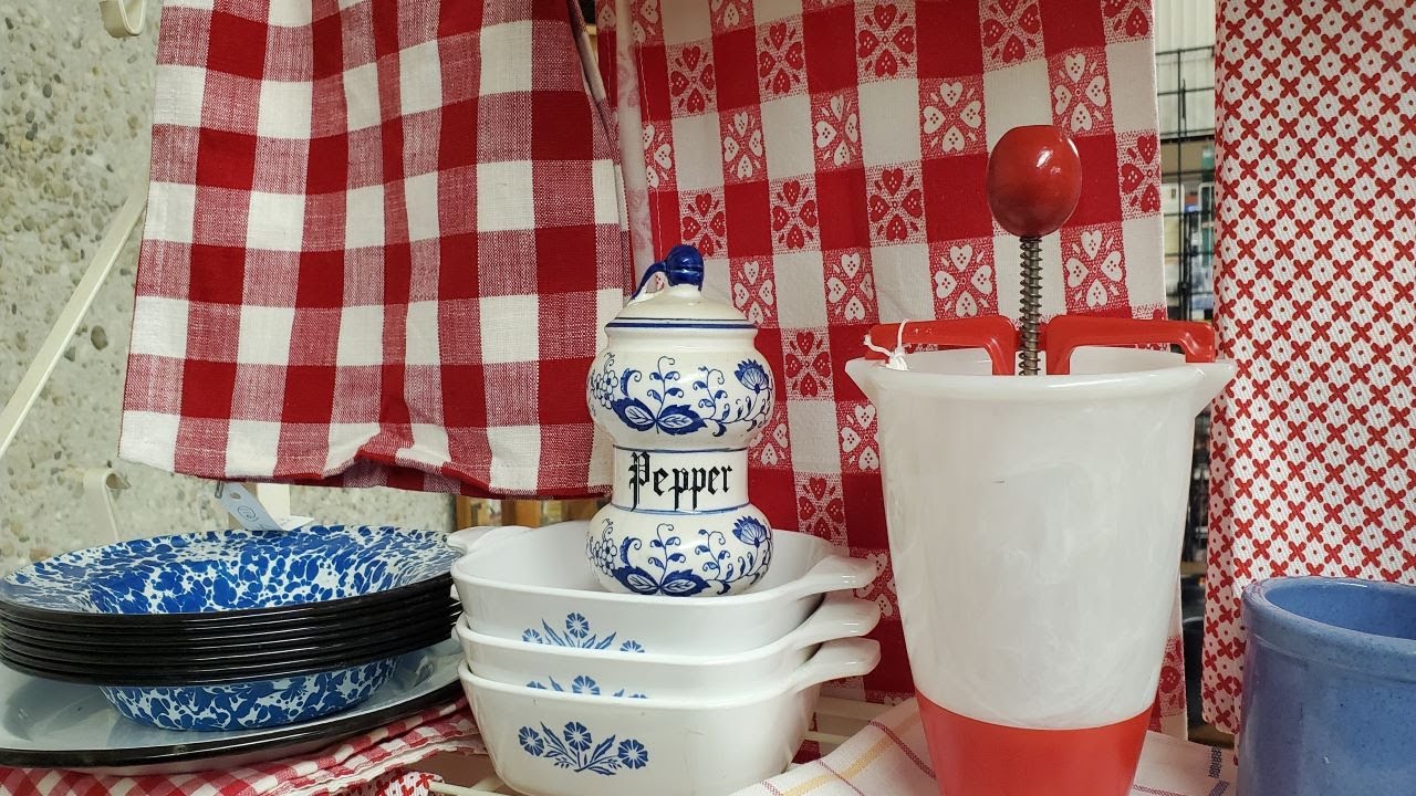 HOME DECOR BOOTH TOUR | Cottage Kitschy Kitchen  | Retro Modern Colorful Mix Decor Inspiration