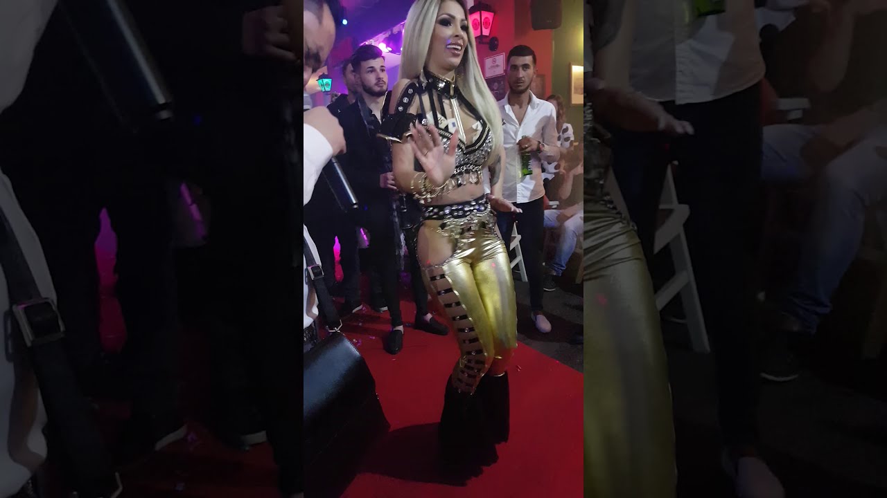 Cristina Pucean alături de Robert salam si formația la restaurant românesc george si vica almonte/Sp