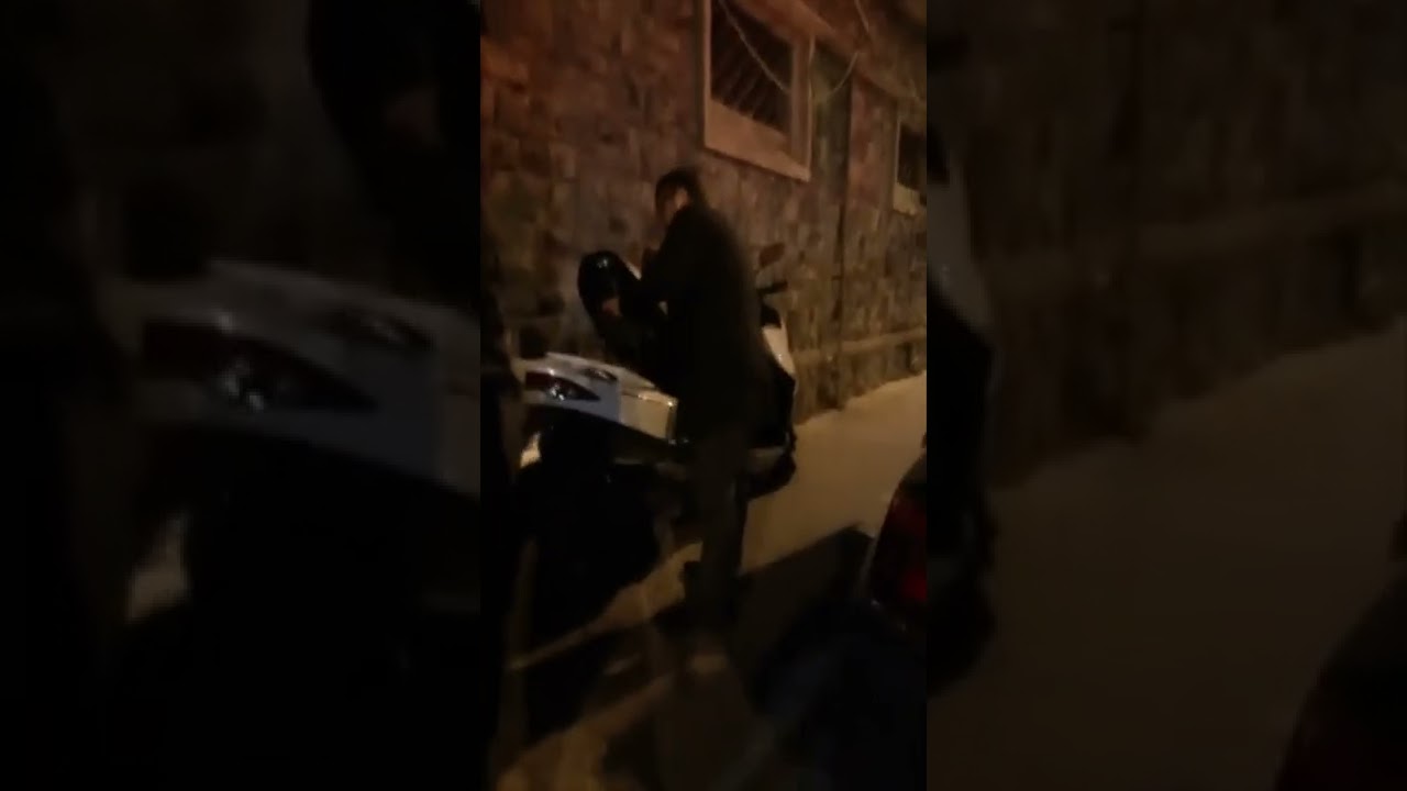 Napoli, parcheggia sul marciapiede: lite con Borrelli