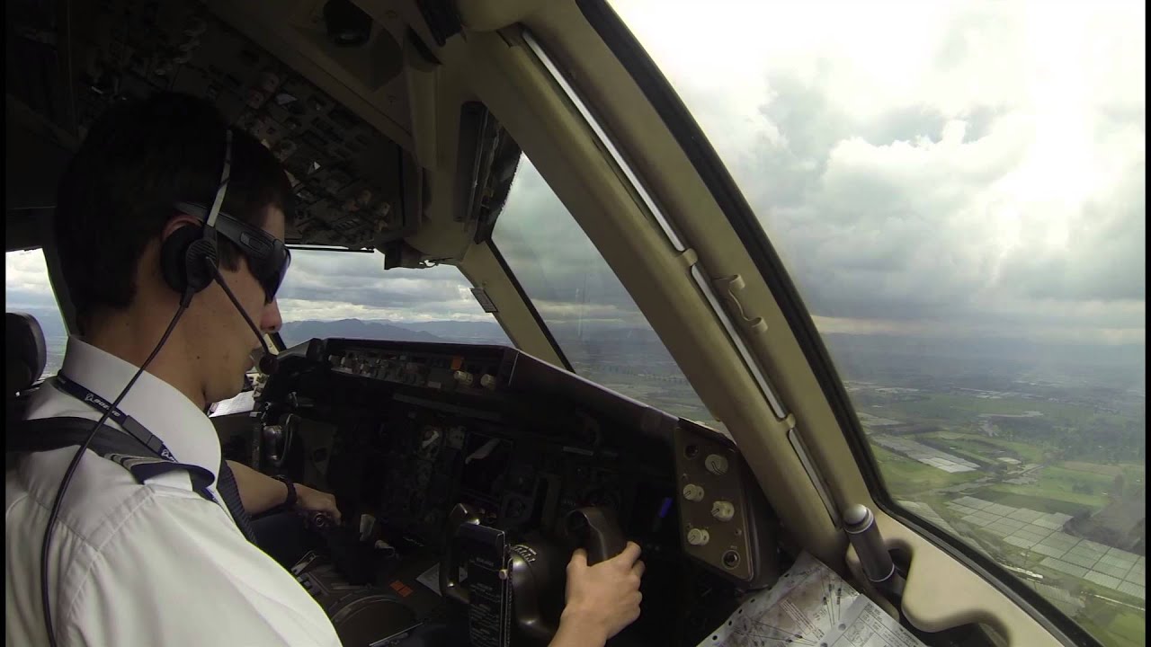 Boeing 767-300F Cockpit view - ILS approach runway 13R at Bogotá (El Dorado) Airport