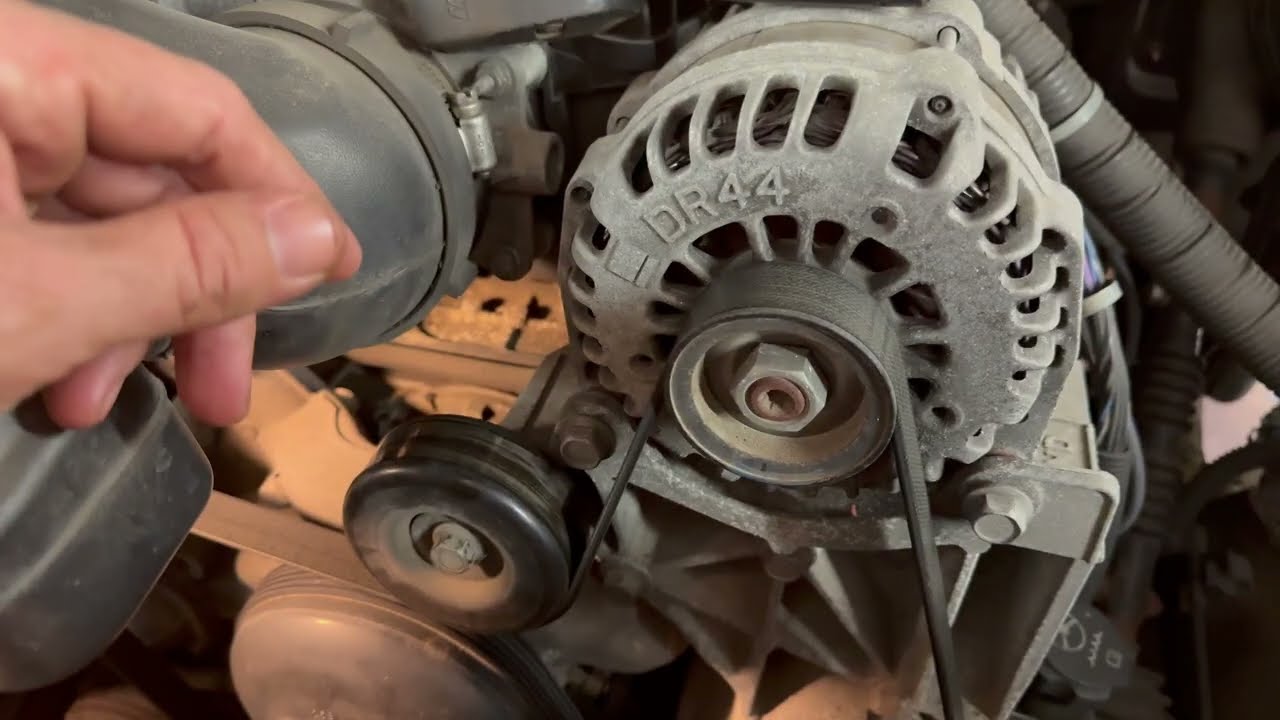 Как заменить натяжной и обводной ролики на Chevrolet 2012 года выпуска.
