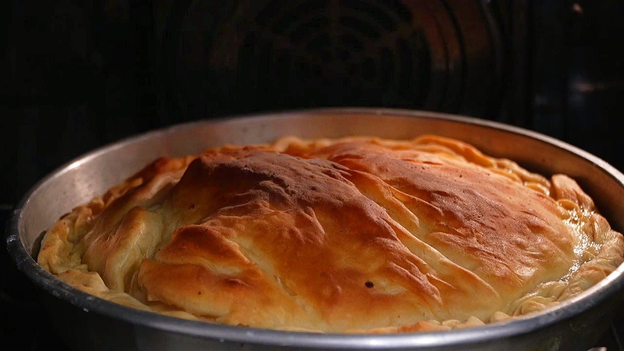 Byrek korçe me qepë e domate, sekretet e recetës tradicionale