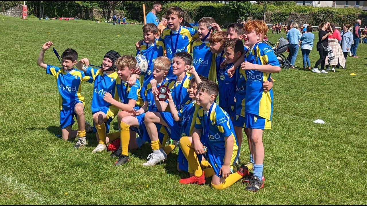 Ysgol Gymraeg Dewi Sant win the Bowlen trophy in the  Ffwrnes school rugby tournament - May 2023