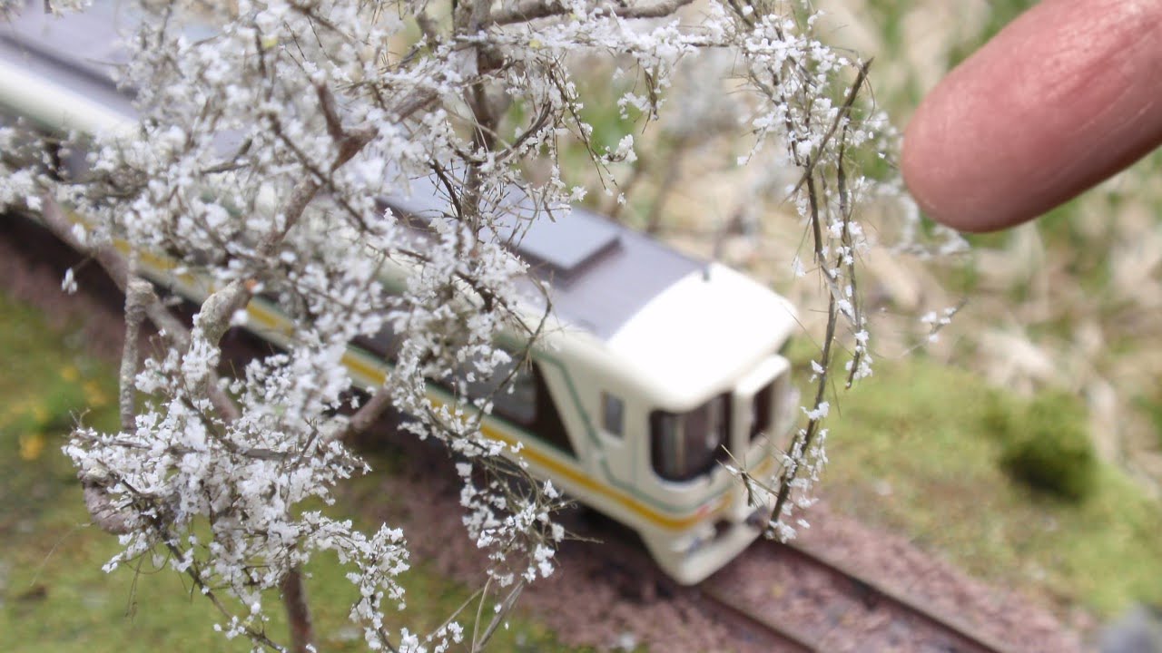 Масштаб N: миниатюрная железная дорога и пейзаж цветущей сакуры!