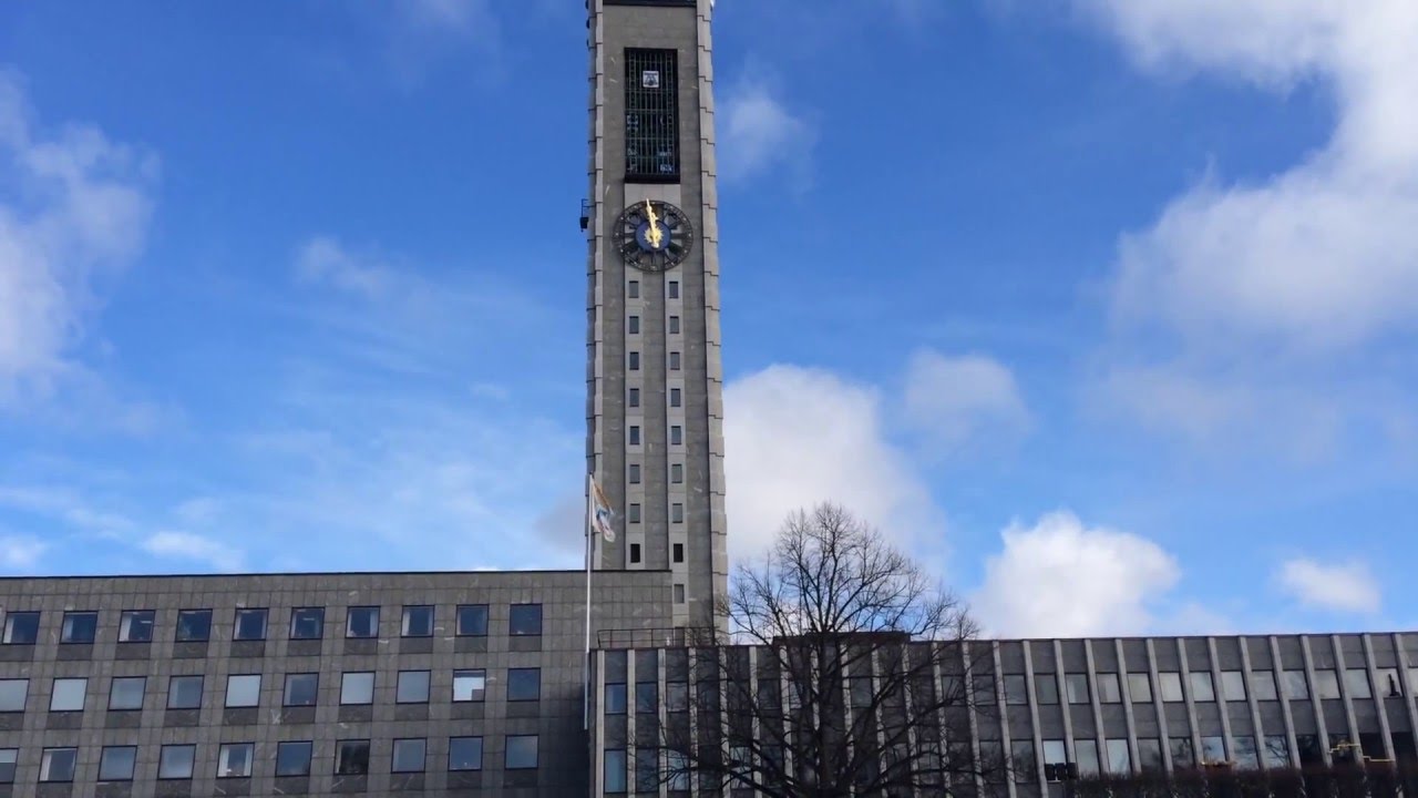 Klockspel i Västerås stadshus kl12.00(mellan klockan i Västerås domkyrka ringer i slutet)