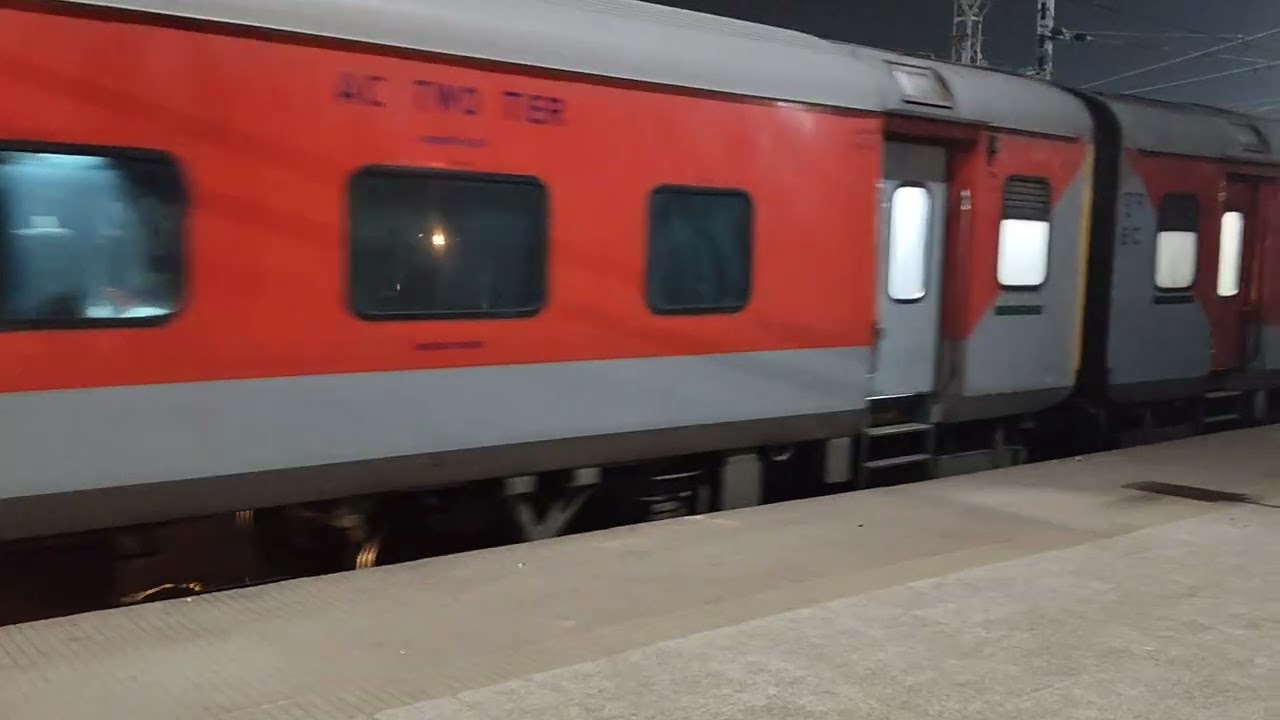 12398 MAHABODHI EXPRESS SHANDAR DEPARTURE DDU STATION #trending #travel #indianrailways 