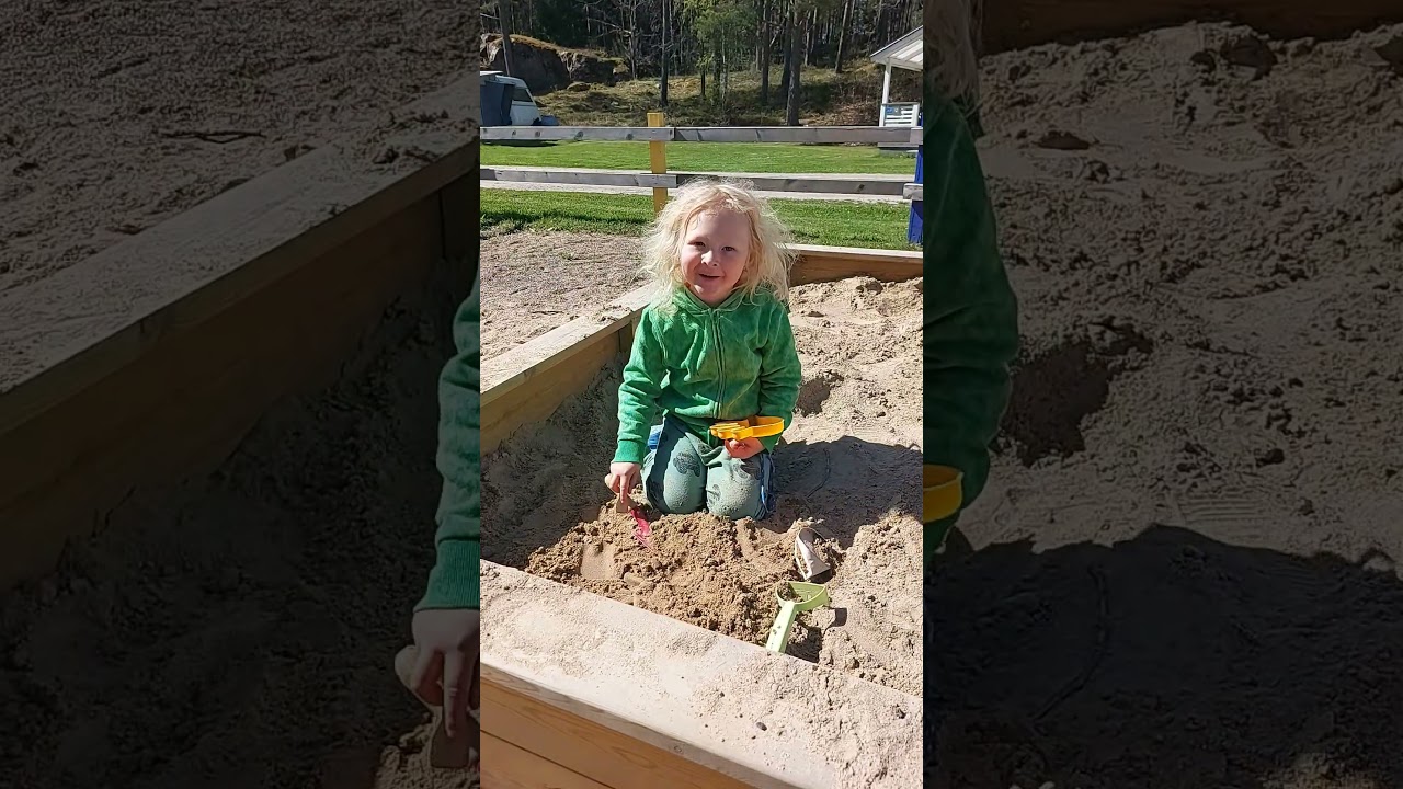 Mitt lilla skogstroll i sandl&aring;dan. #maskrosmor #camping #sand #barn