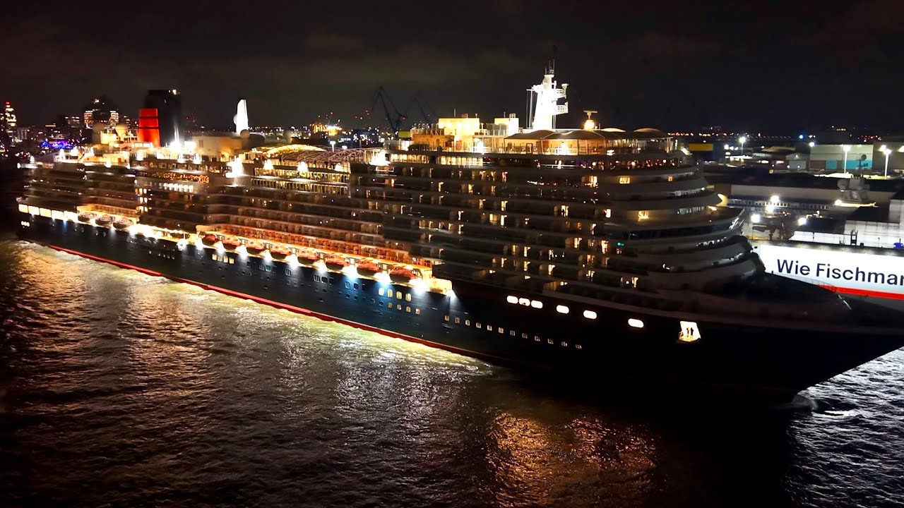 Queen Anne-Sailaway from Hamburg at Night 