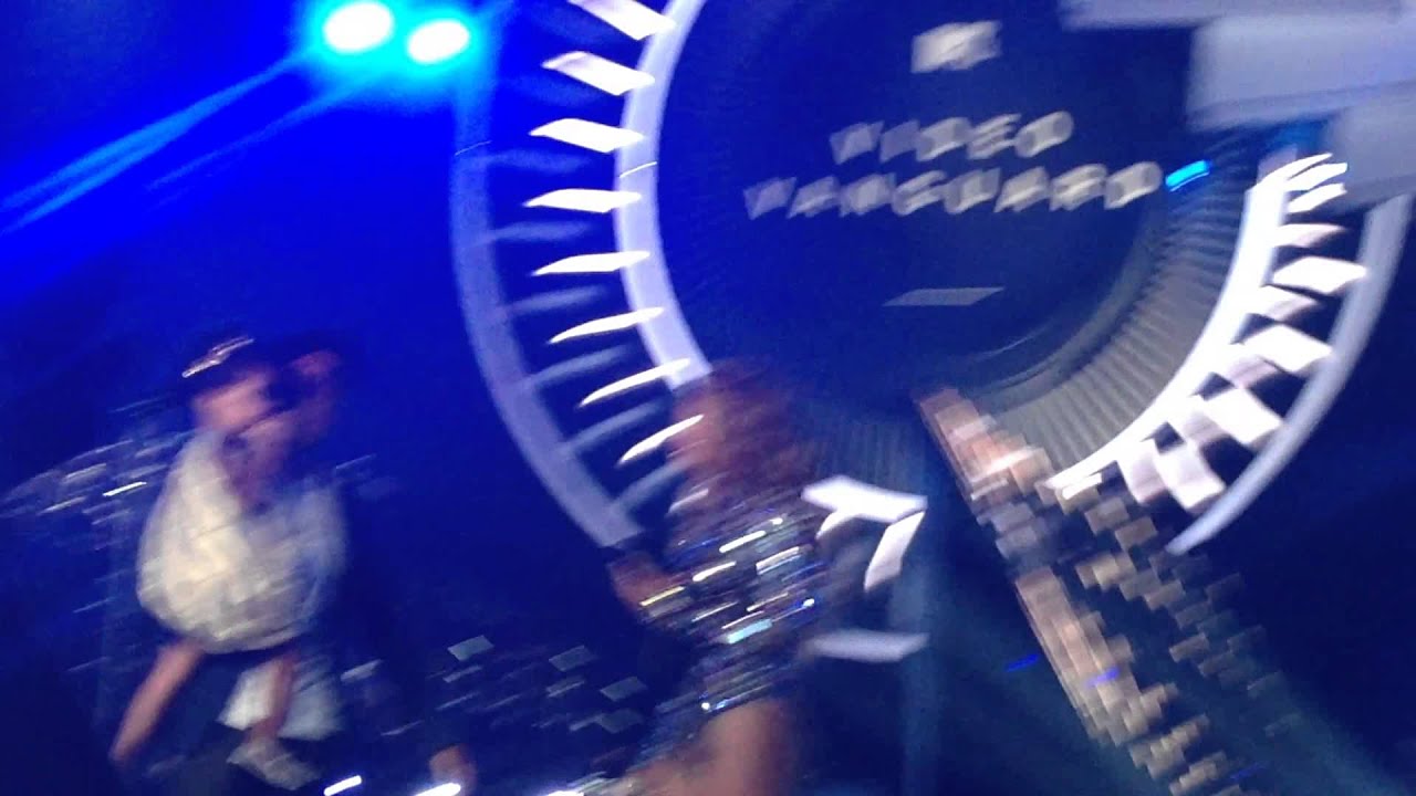 Taylor Swift dancing to XO by Beyonce at the 2014 VMA's