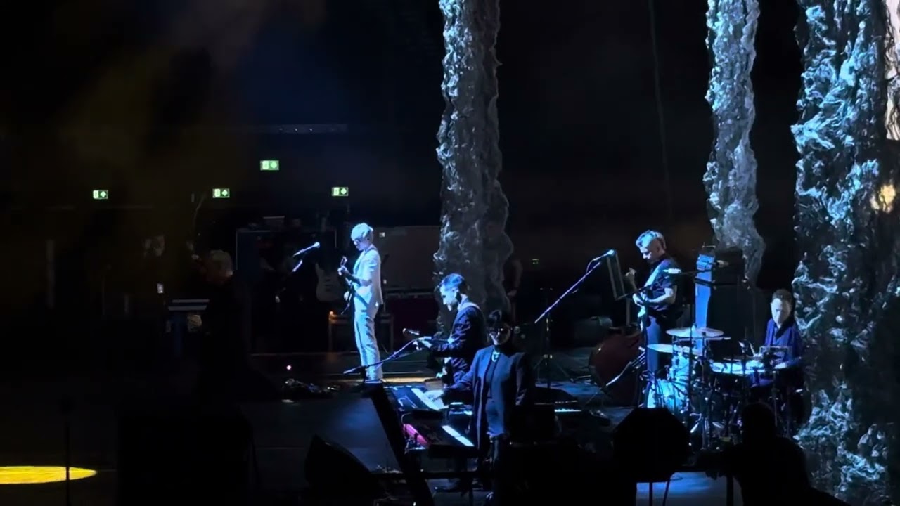 Morrissey - Piano Intro + Everyday Is Like Sunday (live Manchester 2025)