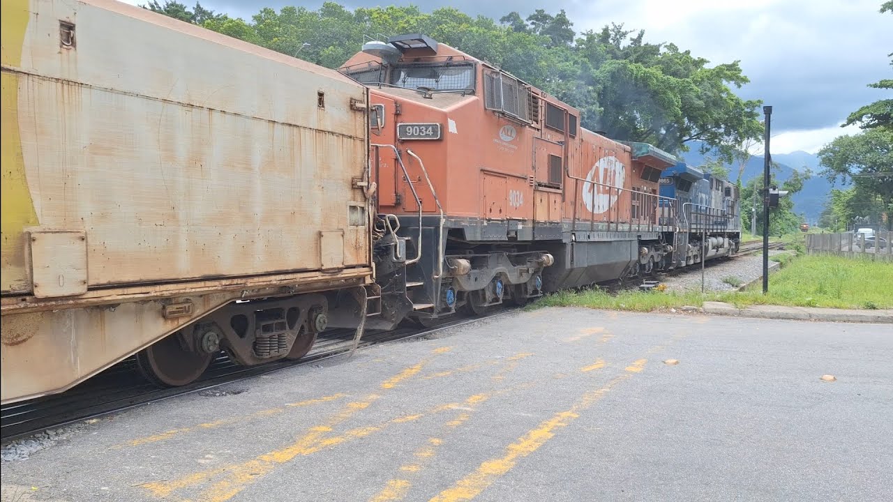 Ac44i 9865 rumo × Dash 9 9034, no trem de Celulose, na pn de Cubatão sp, ZZV.
