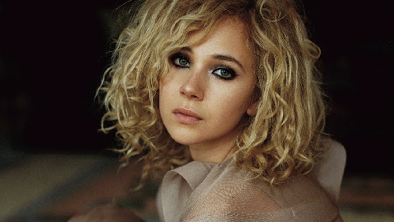 Juno Temple Wins the BAFTA EE Rising Star Award | BAFTA Film Awards 2013