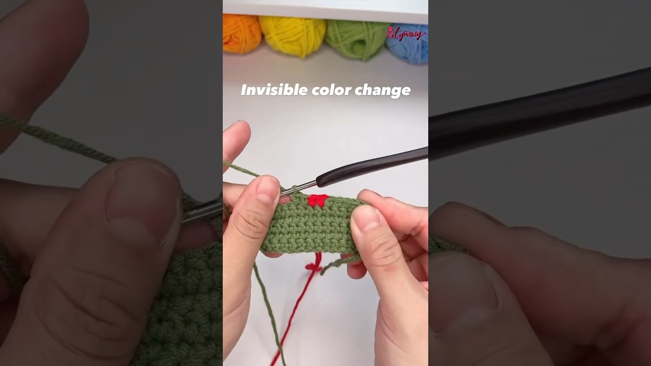 Crochet hack: invisible color change 💕💕 #crochetflowers #crochetdecor #crochethack