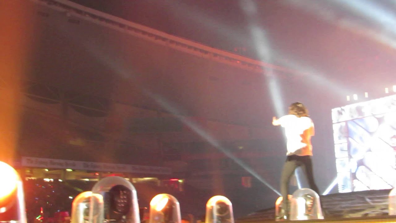 One Direction - OTRA Sydney 8 February 2015 – Kiss You (Front Row B Stage)