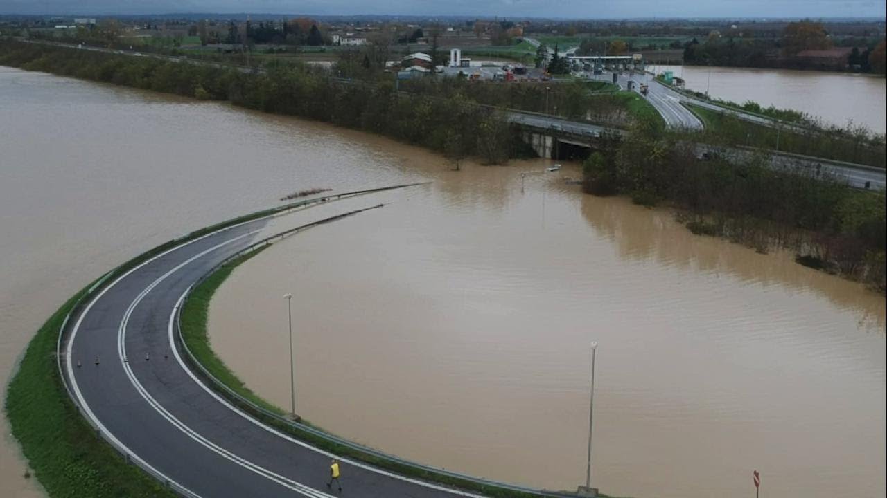 Alessandria, esondato il fiume Bormida: il drone sullo svincolo della A26 sommerso dall'acqua