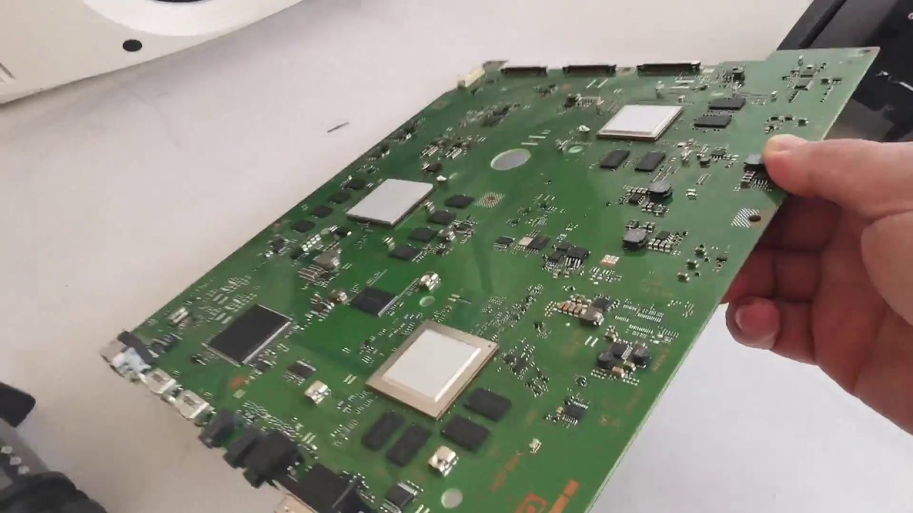 Sony VPL-VW270ES, the board of Reality Creation and the lenses of the VW870ES