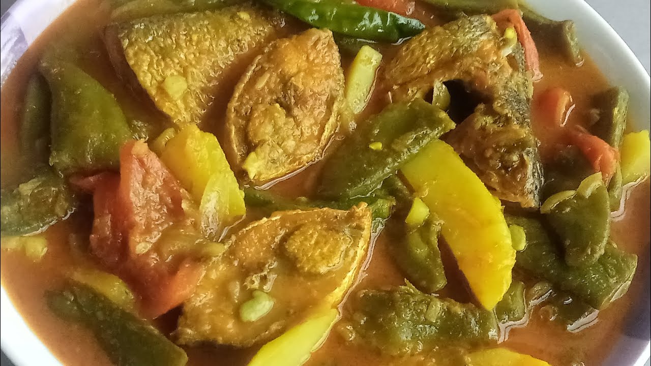 সিম আলু দিয়ে ইলিশ মাছের ঝোল রেসিপি || Bangladeshi ilish macher jhol recipe 