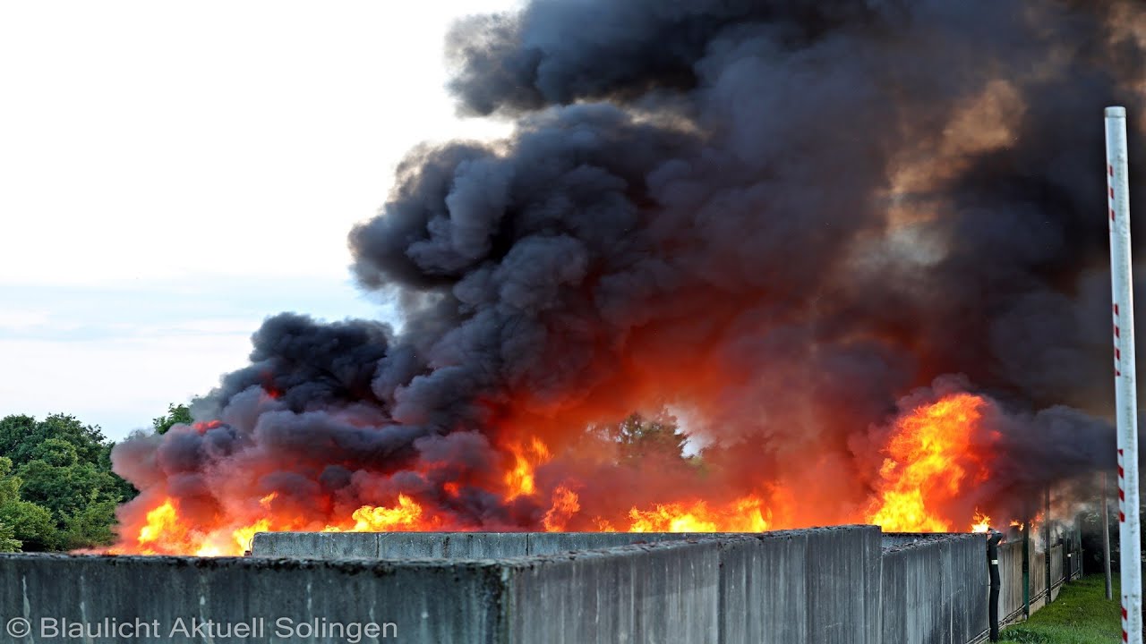 [GROSSBRAND BEI ENTSORGUNGSUNTERNEHMEN | SOLINGEN] - Massive Flammen und starke Rauchentwicklung -