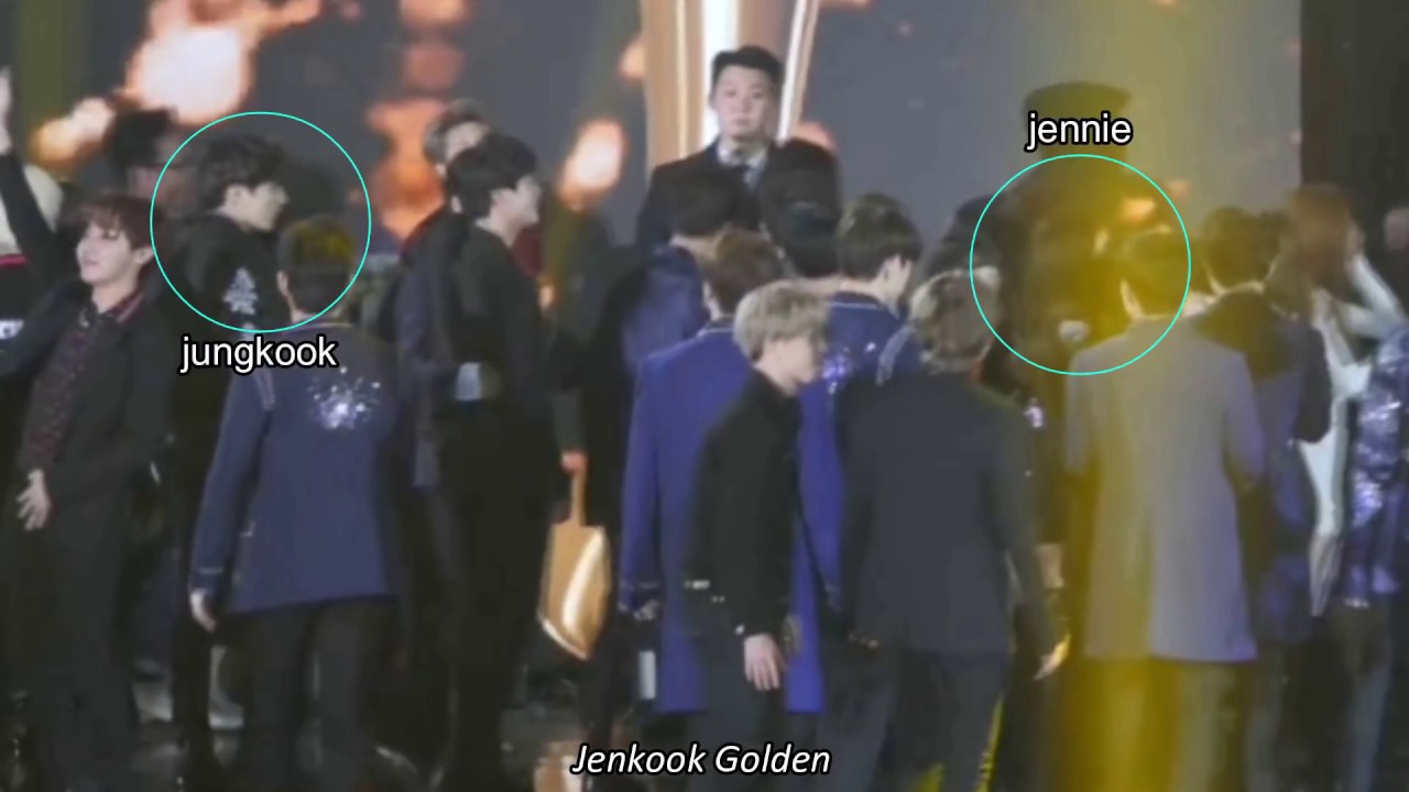 Jungkook secretly looking at Jennie | SMA2018