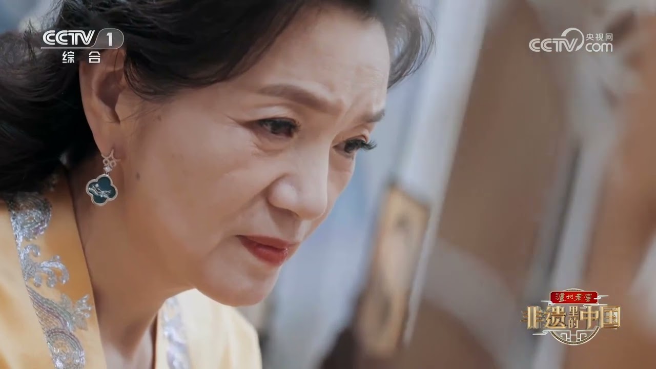 [非遗里的中国]双面异色绣品需要两个绣工完美配合才能制作完成| CCTV