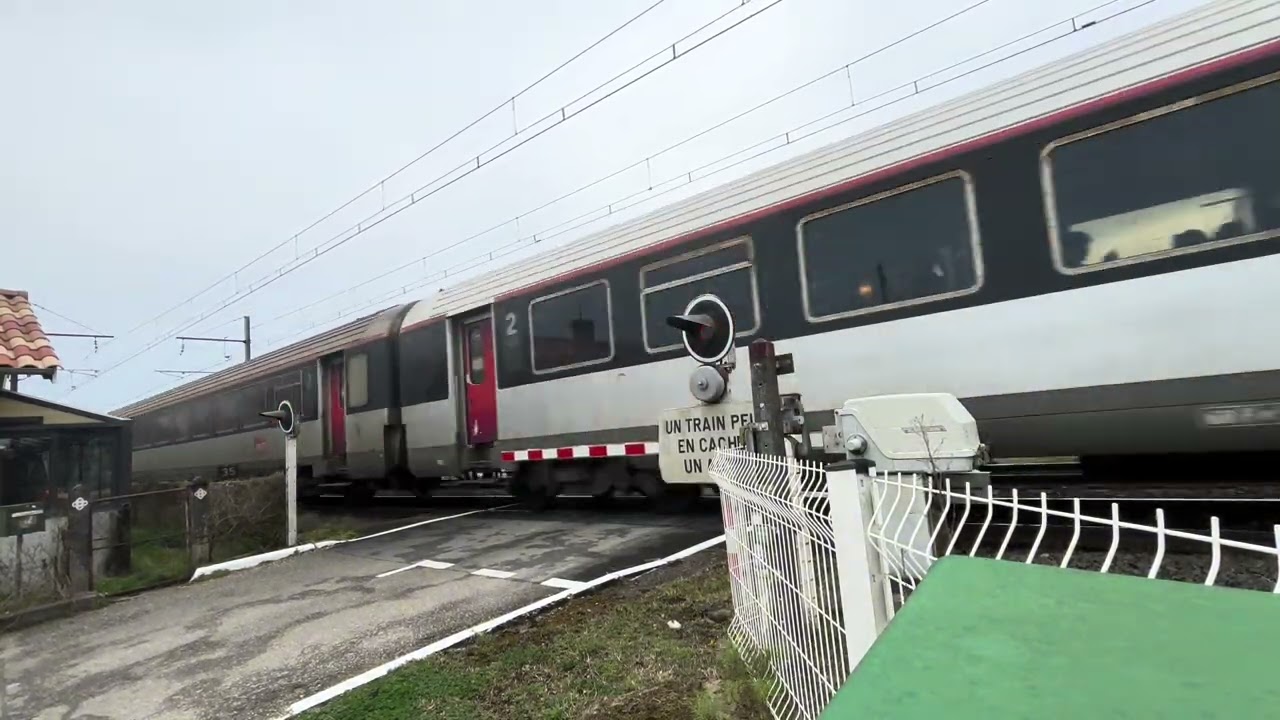passage à niveau / Spoorwegovergang/ Bahnübergang/ Railroad crossing/ 踏み切り   Arbanats (33)
