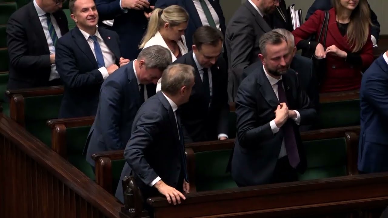 Polska w ruinie? Fitch utrzymuje negatywną perspektywę. Rekordowy deficyt i dług publiczny