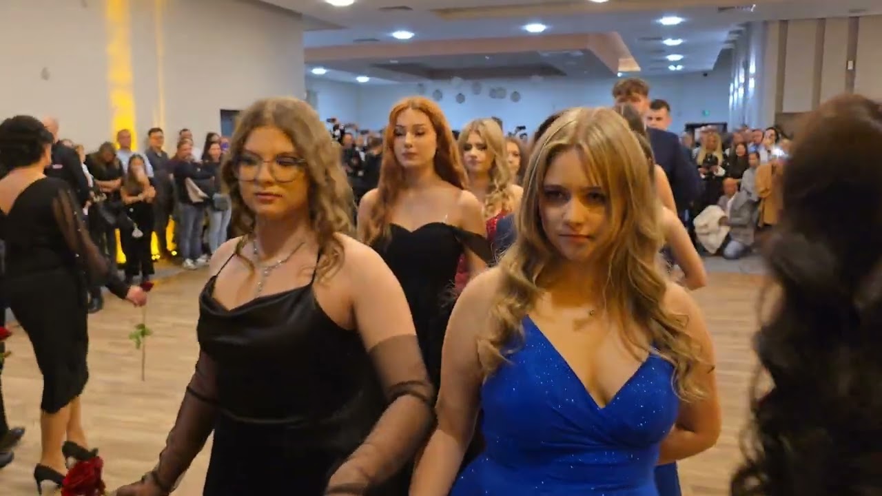 Polonez w wykonaniu tegorocznych maturzystów z Liceum Ogólnokształcącego w Strzegomiu.