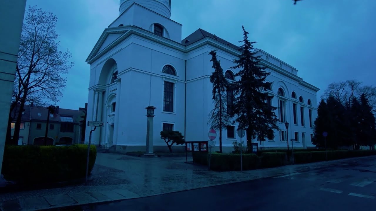 Rawicz Wieczorem: Malownicze Uliczki w Szelest Deszczu i Blask Latarni [4k]