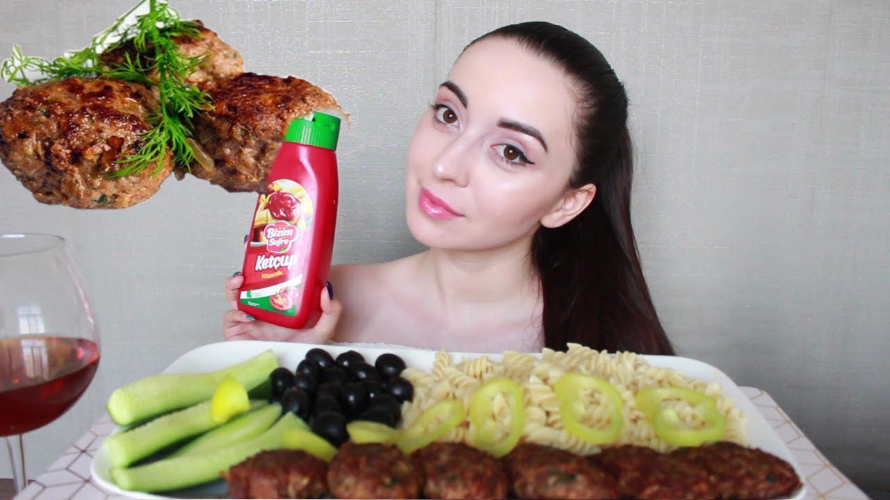СОЧНЫЕ КОТЛЕТЫ С МАКАРОНАМИ / MUKBANG asmr Ayka Emilly