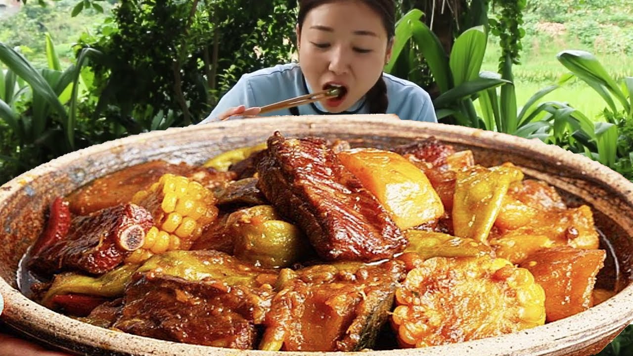 小雨吃東北大亂炖，一鍋大雜燴加五花肉，就著米飯吃真過癮！ 【市民朱小雨】