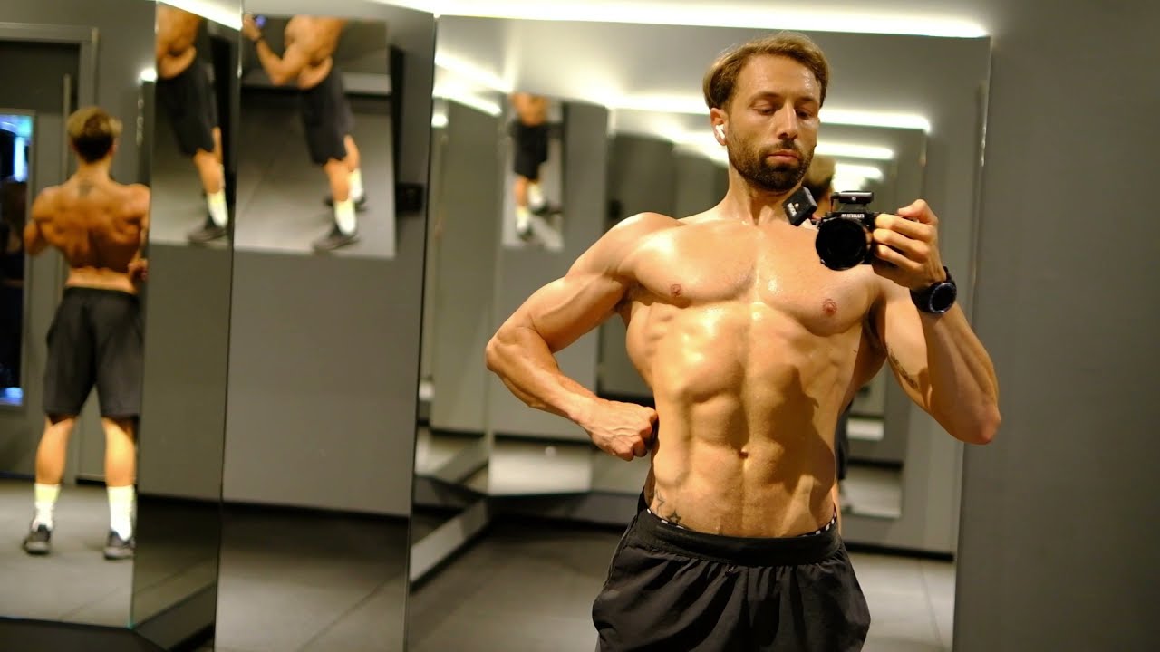 posing ROOM in GOLD GYM Milano