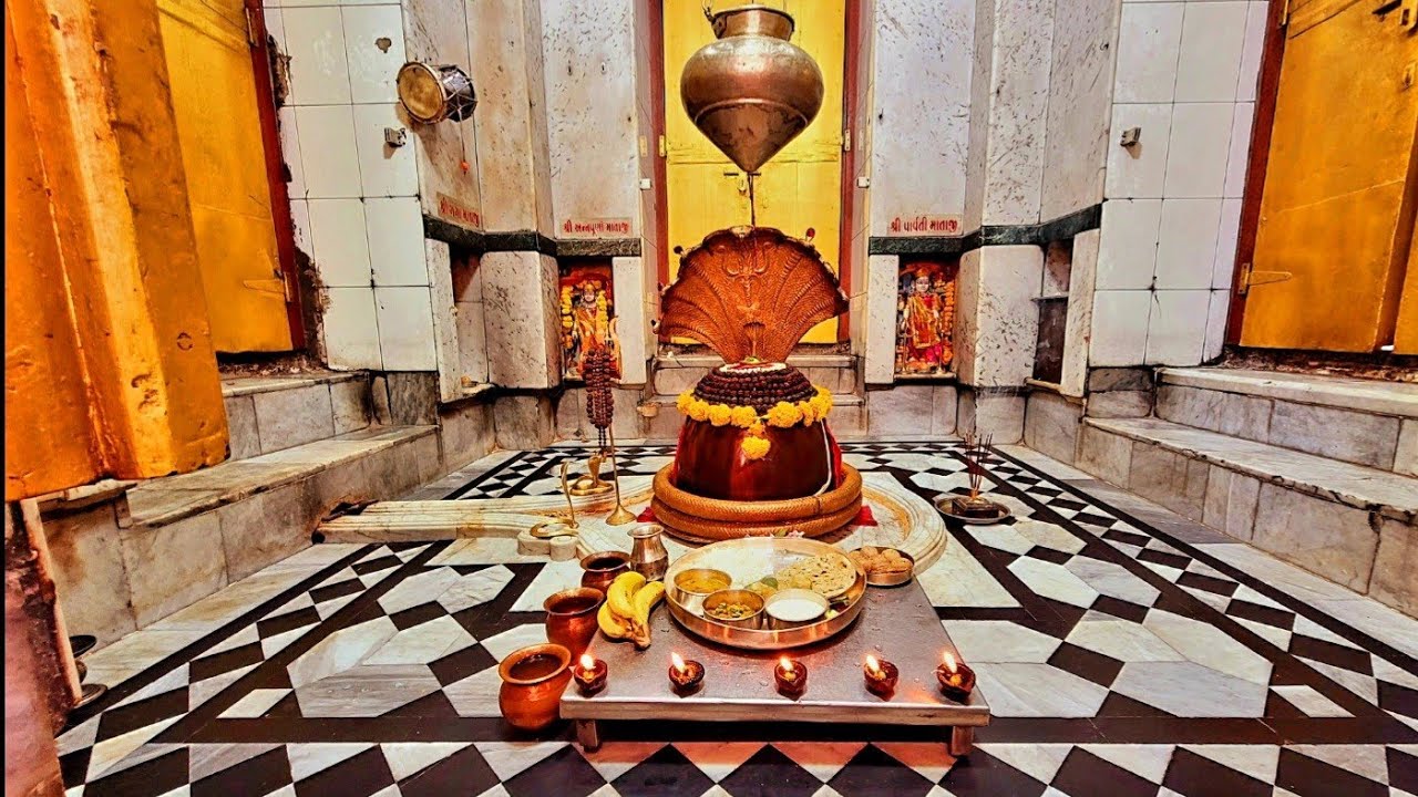 🙏🚩 श्री काशीविश्वनाथ जी के दिव्य अद्भुत दर्शन 🕉️ पंचामृत अभिषेक एवं महामृत्युंजय मंत्र जाप के साथ 🔱