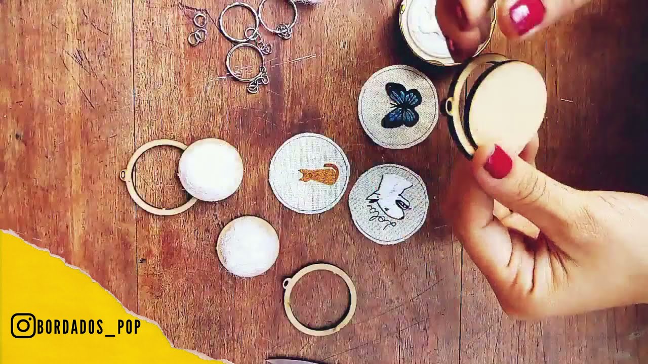 Llaveros bordados a mano