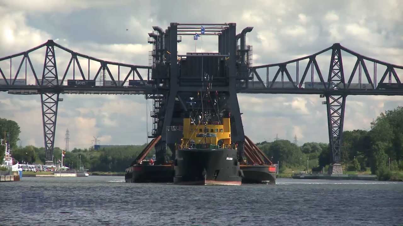 FLSmidth - erection of grab ship-unloaders