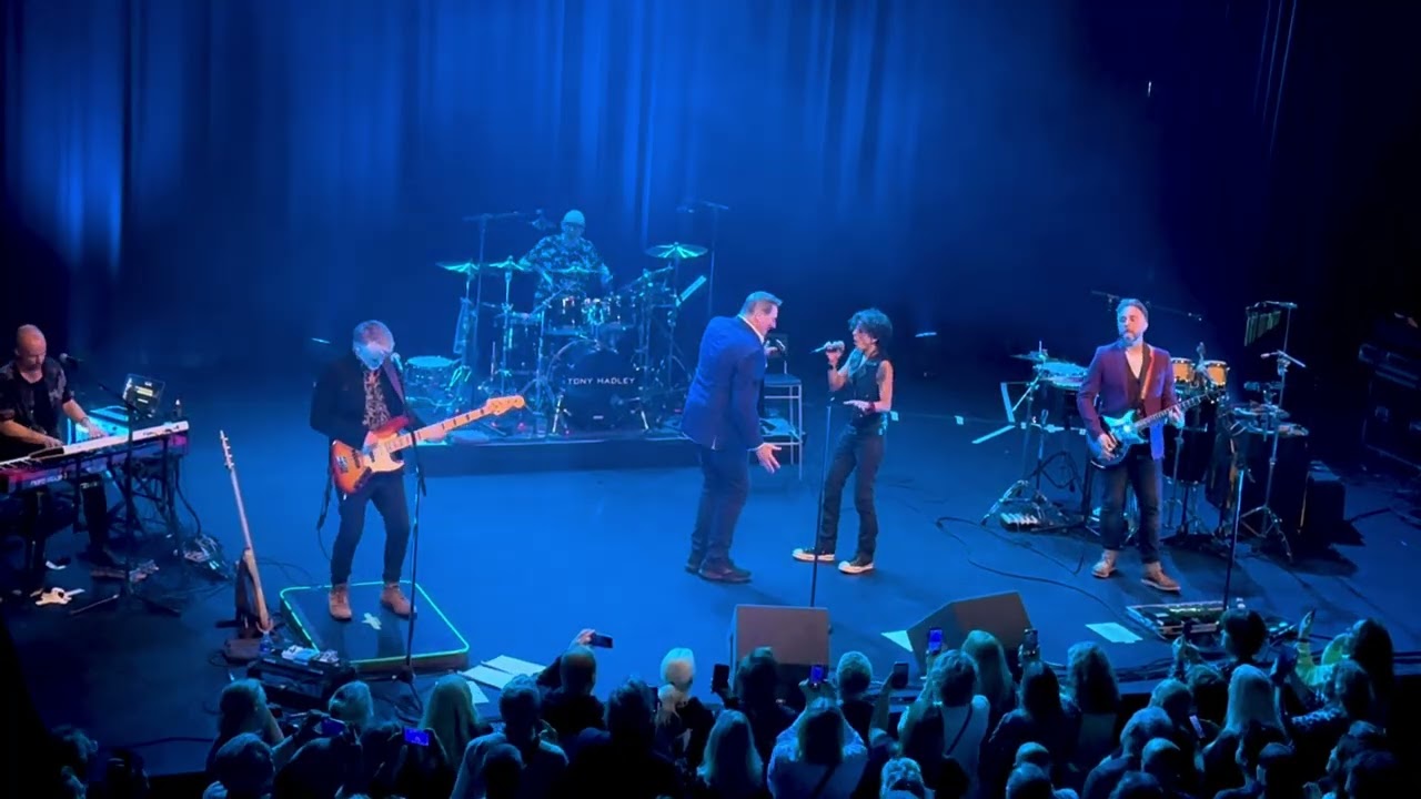 Tony Hadley - Through the barricades (live) Podium Victorie, 26 October 2025