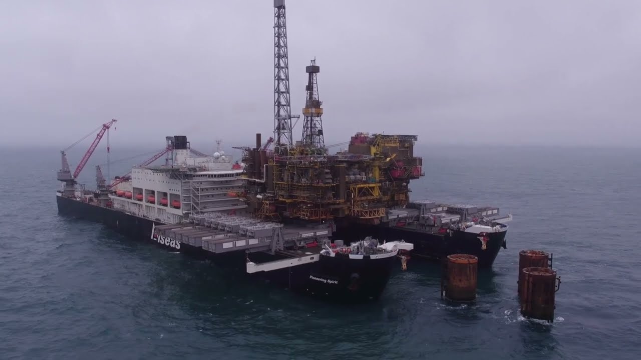 Pioneering Spirit removes the Brent Bravo topsides