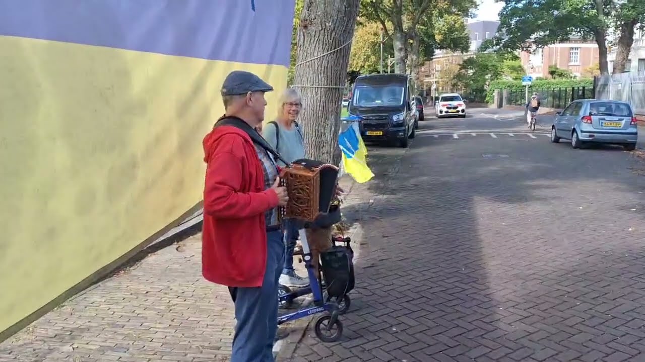 Volkslied Oekraïne tegenover Russische Ambassade Den Haag