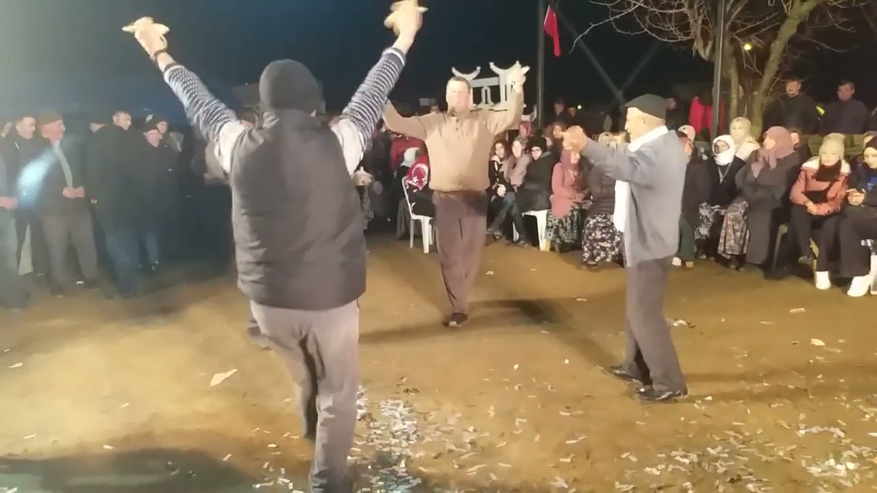Kizilkoltuk-Kayrak mahallesinden Süleyman Bayramın oğlunun Askerlik eğlencesi Karakürlü dayı oynuyor